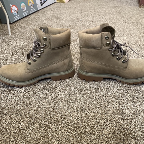 WOMEN'S 6-INCH PREMIUM WATERPROOF BOOTS **worn once** - Picture 2 of 4